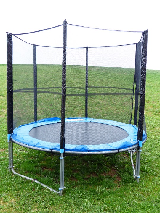 trampolina ogrodowa z siatką zewnętrzną